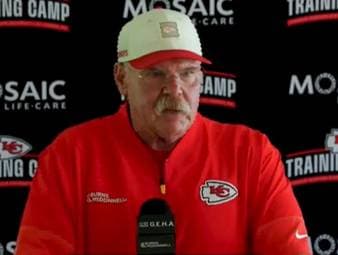 Nachdem Eric Bieniemys Ehefrau Mia durch Schüsse schwer verletzt wurde, drückt Chiefs-Head-Coach Andy Reid seinem Offensive Coordinator tiefes Mitgefühl aus. Der Täter soll ihr Sohn sein.